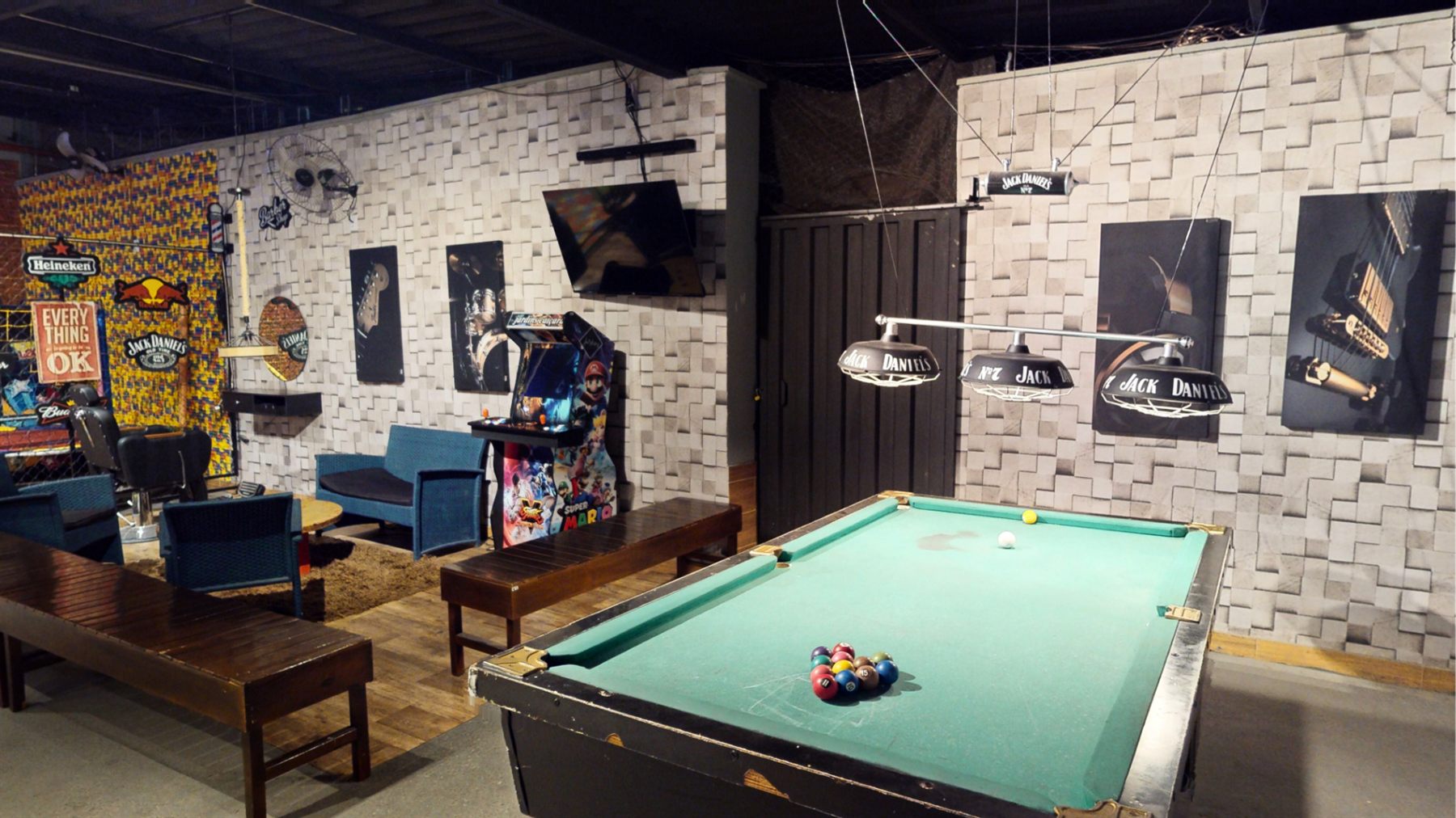 Game room com mesa de sinuca, arcade e barbearia lounge