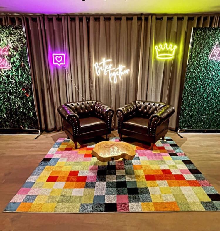 Lounge para os noivos com neon Better Together e poltronas Chesterfield