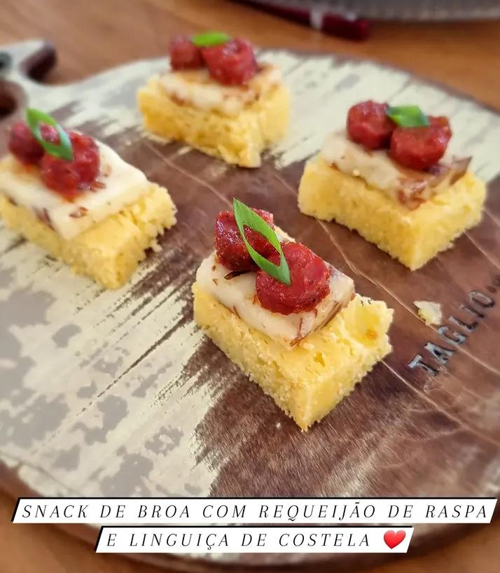 Snack de broa com requeijão de raspa e linguiça de costela