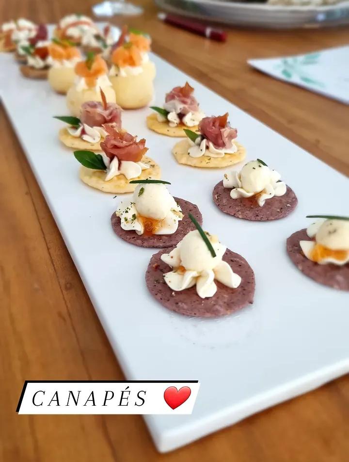 Canapés de salmão e presunto cru sobre torradinhas