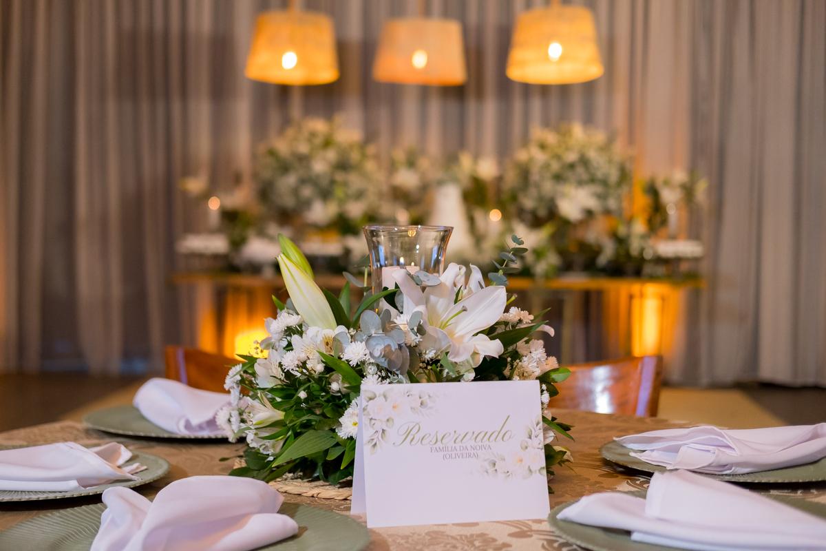 Decoração de mesa com flores brancas, velas e cartão Reservado no salão principal do Jardins Caiçara